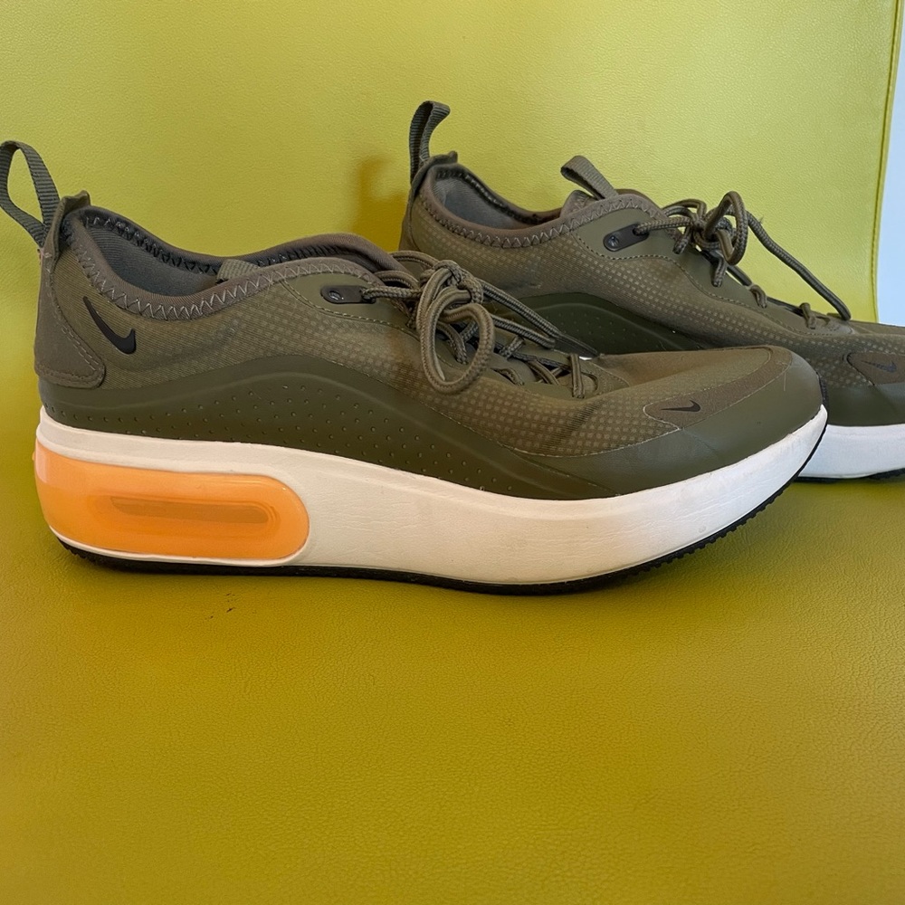 Nike Air Max Army Green and sherbet orange shoes size 7.5. Worn twice.